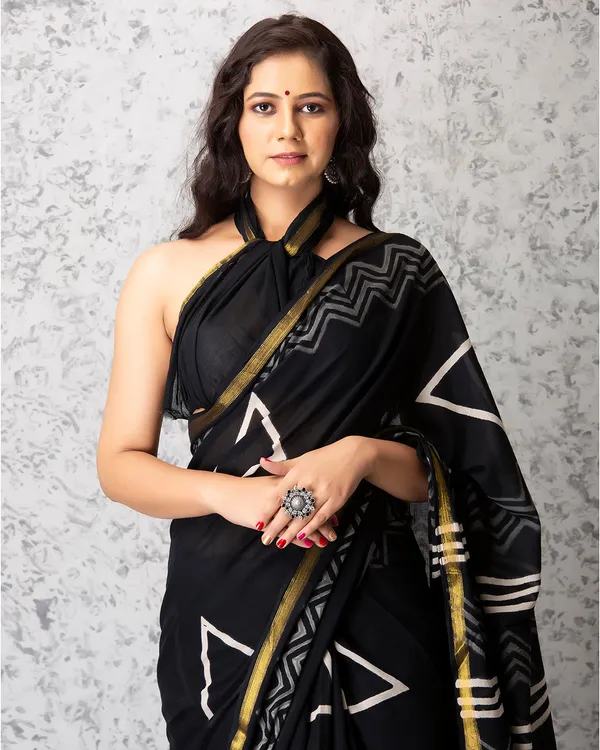 White_Cotton_Geometric_Hblock_Print_Mulmul_Saree_For_Women